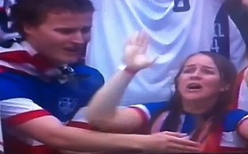 Fan Mỹ sờ ngực bạn gái để ăn mừng chiến tích của đội nhà