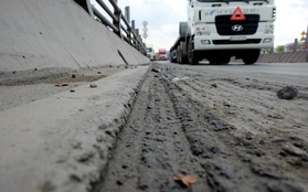 Cận cảnh bê tông bị trồi nhựa, lún sâu tại cầu vượt thép gần 300 tỷ đồng ở Sài Gòn