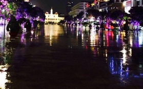 Xôn xao bức ảnh phố đi bộ Nguyễn Huệ ngập nước lênh láng sau trận mưa lịch sử