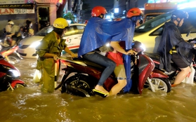 CSGT lội nước đẩy xe giúp dân ở đường dẫn vào sân bay Tân Sơn Nhất
