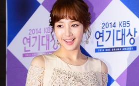 Park Min Young xúng xính váy đầm lên nhận giải tại KBS Drama Awards