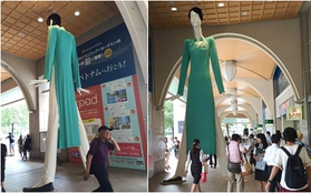 Vì sao cô búp bê mặc áo dài tiếp viên Vietnam Airlines tại Nhật lại có dáng đứng kì lạ?