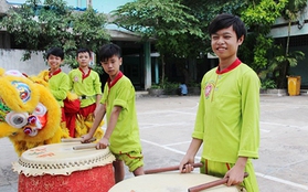 Đoàn lân sư rồng của trẻ em nghèo ở Sài Gòn ráo riết tập luyện cho Tết Trung thu