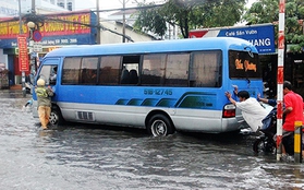 CSGT chung sức cùng người dân Sài Gòn đẩy xe ô tô chết máy ra khỏi vùng nước ngập