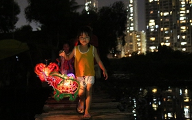 Phía sau những cao ốc tráng lệ ở Sài Gòn, là một trung thu thật khác của "xóm không đèn"