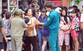 Người thân khóc ngất khi tìm thấy xác hai mẹ con trong vụ nổ khí ga ở Sài Gòn