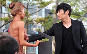 Lee Jun Ki vô tư sờ ngực "nàng tiên cá"