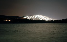 Bộ ảnh về dãy núi tuyết tỏa sáng rực rỡ trong đêm tại Canada