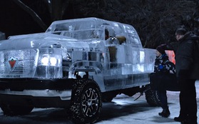 Thích thú với chiếc xe tải làm từ băng tuyết chạy bon bon trên đường phố