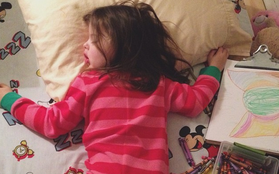 Chùm ảnh dễ thương về cô nhóc 4 tuổi thích vẽ vời trước khi đi ngủ
