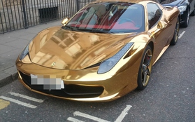 Lóa mắt trước siêu xe Ferrari bằng vàng trên đường phố London