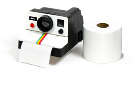 Hộp đựng giấy vệ sinh "kỳ lạ" với hình dáng máy ảnh Polaroid