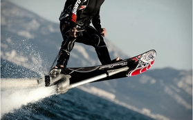 Hoverboard: Ván trượt bay lượn ấn tượng trên mặt nước