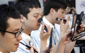 Netizen quốc tế tranh cãi về chuyện make up của nam sinh Hàn