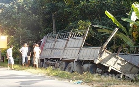 Xe máy ngã ra đường, cô gái trẻ bị xe tải cán tử vong
