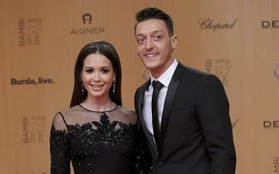 Mesut Ozil bất ngờ quay lại với tình cũ Mandy Capristo