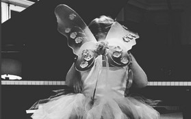 “Công chúa” Harper Seven đeo cánh thiên thần tập đàn piano