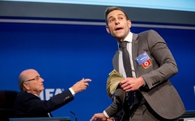 Diễn viên hài ném tiền vào mặt Blatter sẽ bị truy tố