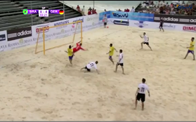 Cầu thủ Brazil ghi bàn "ảo diệu" trên sân cát