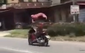 Clip: Sợ nắng chứ không sợ chết, thanh niên lái xe máy bằng chân
