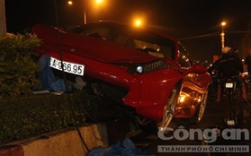 Siêu xe Ferrari 15 tỷ tông “bứt gốc” đèn tín hiệu giao thông