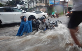 Dân Buôn Ma Thuột ngã dúi dụi trong nước mưa chảy xiết