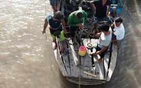 Canô chở 9 người gãy đôi trên sông Cà Mau, nhiều người thương vong