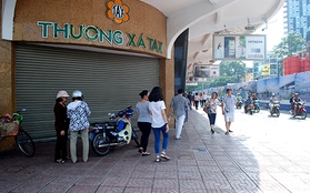 Tiểu thương di dời hàng hóa khỏi thương xá Tax trong tâm trạng tiếc nuối