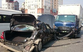 Hà Nội: Ô tô Mercedes bị xe tải tông vỡ nát đuôi ở đường trên cao 