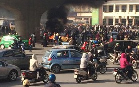 Hà Nội: Hàng trăm người vây quanh chiếc xe Attila đang cháy ngùn ngụt