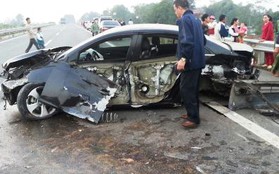 Ô tô nổ lốp, văng vào rào chắn vỡ nát trên cao tốc Nội Bài – Lào Cai
