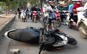 Hà Nội: Ô tô 7 chỗ gây tai nạn liên hoàn, 4 người nhập viện