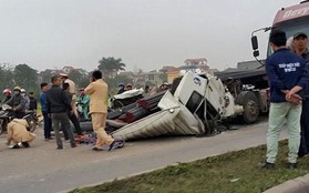 Hà Nội: Phanh gấp, hàng tấn sắt trên thùng lao nát bét đầu xe kéo