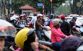 Hà Nội: Xuống xe buýt giữa đường vì tắc nghẽn kéo dài