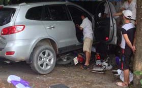 Hà Nội: Xe Santafe mất lái lao qua đám cưới, 3 người bị thương