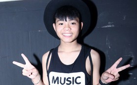 Quang Anh "sành điệu" đi xem Vòng Đối đầu "The Voice Kids 2014"