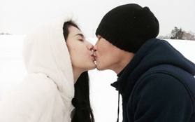 Thủy Tiên - Công Vinh ôm hôn nhau say đắm giữa tuyết trắng