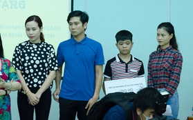 Quang Anh cùng vợ chồng Lưu Hương Giang tới thăm bệnh nhi mắc sởi