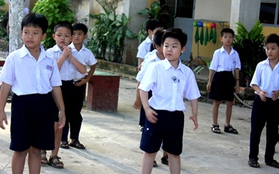 Ki Kwang (BEAST) và Psy nhí thích thú vui đùa cùng học sinh Việt Nam