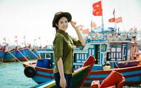 Hoa hậu Ngọc Hân đội nắng, đen nhẻm đi thăm ngư dân đảo Lý Sơn