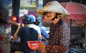 Người nghèo ăn xin ở Sài Gòn "vừa mừng vừa lo"