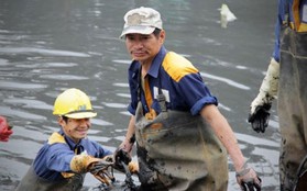 Công nhân lội bùn làm sạch "sông chết" ở Hà Nội