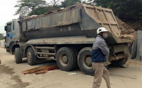 Hà Nội: Bị xe tải kéo lê cả chục mét, cô gái trẻ chết thảm