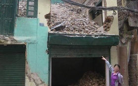 Lộ ảnh thành viên Hội chữ thập đỏ Việt Nam tươi cười trước căn nhà sập ở Nepal