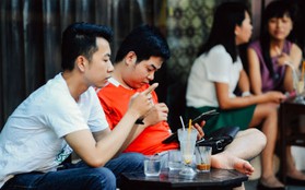 Chủ quán cafe ở Hà Nội đau đầu vì thói quen nghiện smartphone của khách