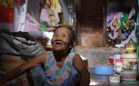 Xót thương hoàn cảnh cụ bà 80 tuổi cô độc giữa Sài Gòn