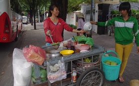 Trải nghiệm thú vị với hàng bún vỉa hè trước bảo tàng chiến tranh