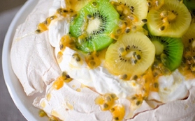 Pavlova phủ kiwi chua ngọt: chỉ nhìn thôi cũng mê