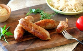 Cận cảnh cách làm xúc xích Đức Bratwurst ngon lừng danh