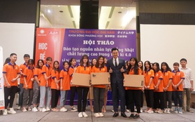 “Bố con” Tuấn Tú, Quang Anh đại náo ngành Nhật Bản học - Đại học Đại Nam và tặng laptop cho tân sinh viên